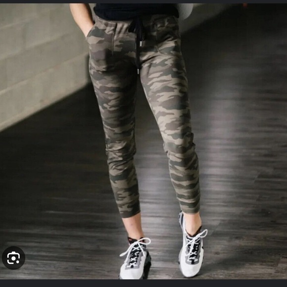 Zyia Active Unwind Camo Joggers- Size XS - Picture 4 of 15